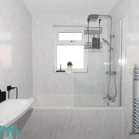 Large 4br - Ideal Long - Parking - Fast Wifi בית נופש לידס