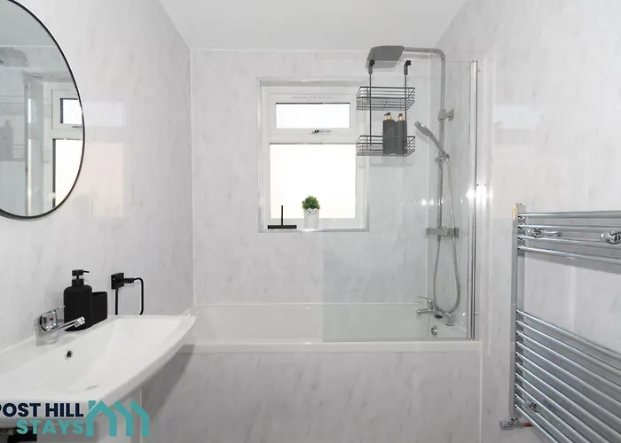 Large 4br - Ideal Long - Parking - Fast Wifi בית נופש לידס