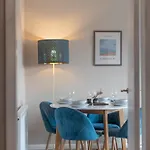 Vakantiehuis Spacious 4 Bed - Contractor & Long - Parking -