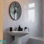 Vakantiehuis Spacious 4 Bed - Contractor & Long - Parking - *