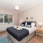 Vakantiehuis Spacious 4 Bed - Contractor & Long - Parking - Leeds (West Yorkshire)