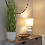 Spacious 4 Bed - Contractor & Long - Parking -