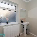 Vakantiehuis Spacious 4 Bed - Contractor & Long - Parking - Leeds (West Yorkshire)