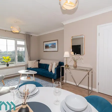 Spacious 4 Bed - Contractor & Long - Parking - Leeds (West Yorkshire)