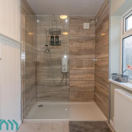 Spacious 4 Bed - Contractor & Long - Parking -