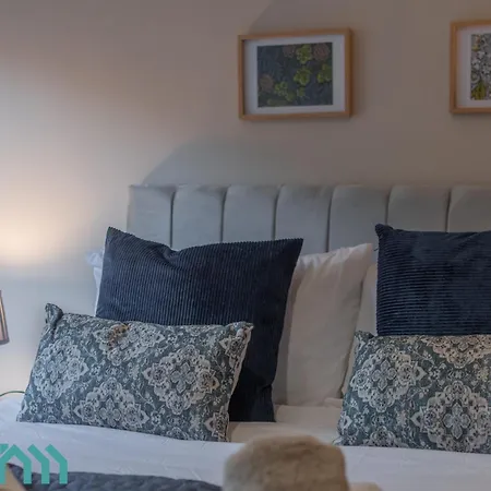 Large 4Br - Ideal Long Stays - Parking - Fast Wifi *