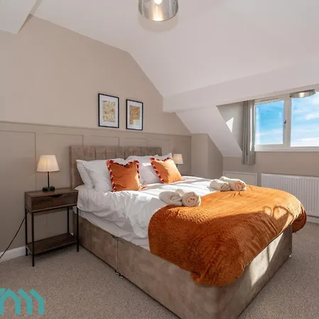 Large 4Br - Ideal Long Stays - Parking - Fast Wifi Leeds (West Yorkshire)