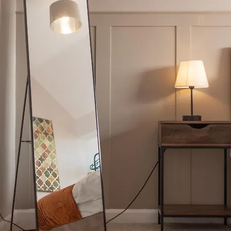 Holiday home Large 4Br - Ideal Long Stays - Parking - Fast Wifi Leeds (West Yorkshire)