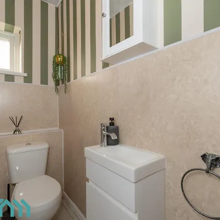 Large 4Br - Ideal Long Stays - Parking - Fast Wifi Holiday home Leeds (West Yorkshire)