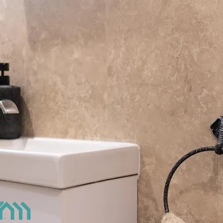 Large 4Br - Ideal Long Stays - Parking - Fast Wifi Holiday home