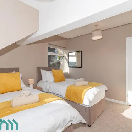 Holiday home Large 4Br - Ideal Long Stays - Parking - Fast Wifi