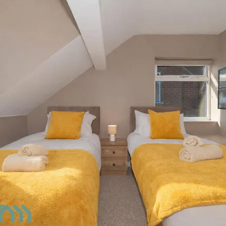 Large 4Br - Ideal Long Stays - Parking - Fast Wifi Holiday home