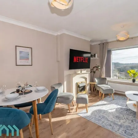 Spacious 4 Bed - Contractor & Long - Parking -