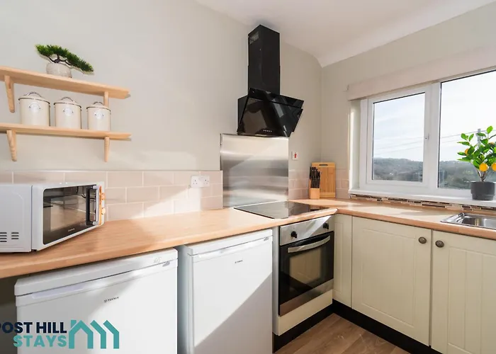 Holiday home Large 4Br - Ideal Long Stays - Parking - Fast Wifi