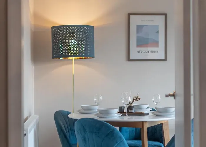 Holiday home Large 4Br - Ideal Long Stays - Parking - Fast Wifi