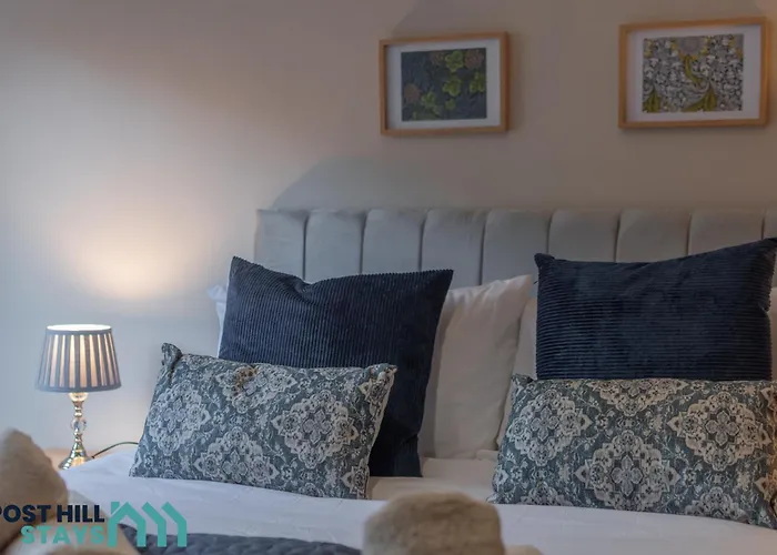 Large 4Br - Ideal Long Stays - Parking - Fast Wifi *