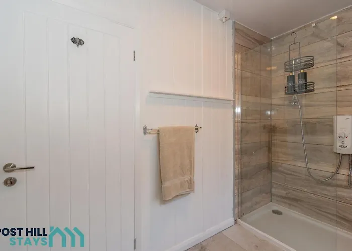 Large 4Br - Ideal Long Stays - Parking - Fast Wifi Leeds (West Yorkshire)